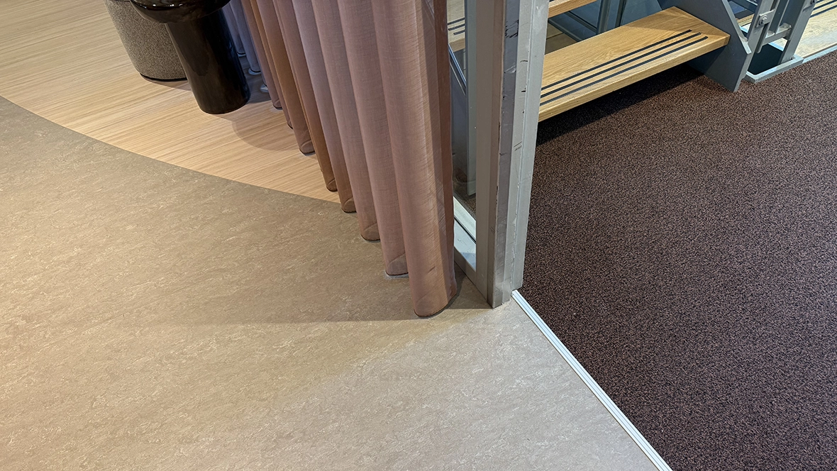 Joods Hospice Immanuel - overgang van Marmoleum vloer naar Coral entreemat in de hal